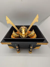 Japansk Kabuto Samurajhjelm med Dragemotiv og Opbevaringsæske ( halv størelse ) 