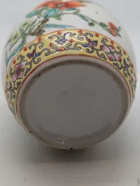 Kinesisk Famille Rose porcelænsvase med fugle- og blomstermotiv