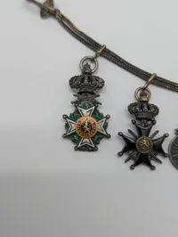 Antik miniature ordenskæde med syv europæiske ordener og medaljer