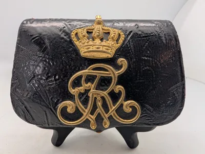 Preussisk militær læderpatrontaske med kongeligt monogram og krone