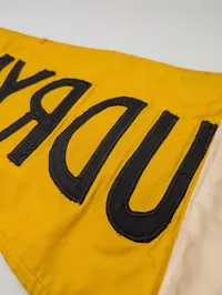 Dansk Udrykningsflag i Gul Tekstil med Sort Broderi