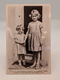 Samling af britiske kongelige memorabilia, herunder 1935 Royal Jubilee souvenir