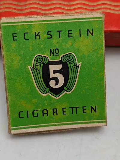 Anthon Berg chokoladeæske med vintage Eckstein og Overstolz cigaretpakker WW2
