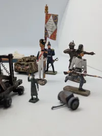 Samling af militære figurer og køretøjer i metal og plast