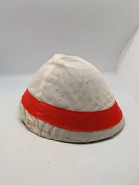 Østtysk M56/76 Stålhjelm med hvidt overtræk og DDR-emblem