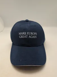 Mørkeblå kasket med broderet tekst "MAKE EUROPE GREAT AGAIN"