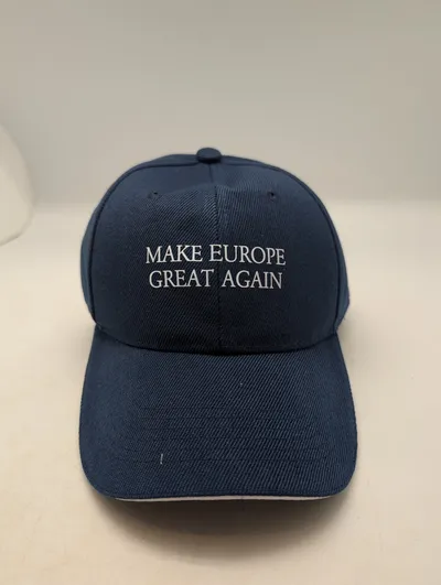 Mørkeblå kasket med broderet tekst "MAKE EUROPE GREAT AGAIN"