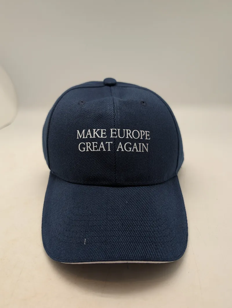 Mørkeblå kasket med broderet tekst "MAKE EUROPE GREAT AGAIN"