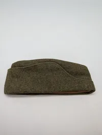Dansk Militær Hovedbeklædning: Grøn Baret og Skråhue