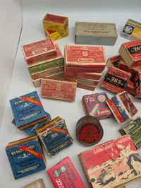 Stor samling af antikke og vintage ammunitionsæsker fra diverse producenter Tomme 