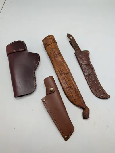 Samling af fire vintage læderskeder og hylstre til knive og værktøj