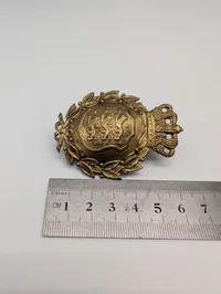 Dansk militært Hjelmemblem med rigsvåben og krone i messing M23 