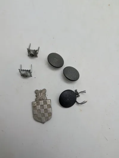 Samling af kroatiske Ustaše militæreffekter, herunder emblem og knapper WW2 
