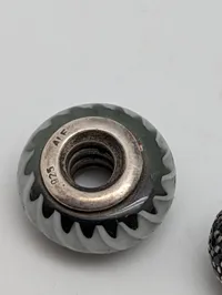 To Pandora charms i sterling sølv med Murano glas og sorte krystaller