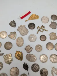 Samling af antikke danske foreningsmærker, medaljer og emblemer