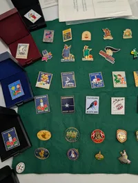 Samling af danske Julemærke-pins og emaljeemblemer