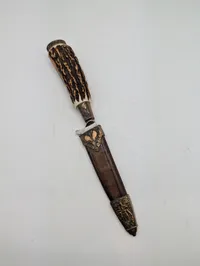 Othello Solingen jagtkniv med hjortetaksgreb og dekoreret skede