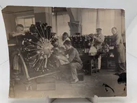 Originalt sort-hvidt fotografi af mekanikere ved stjernemotor