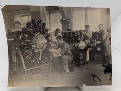 Originalt sort-hvidt fotografi af mekanikere ved stjernemotor