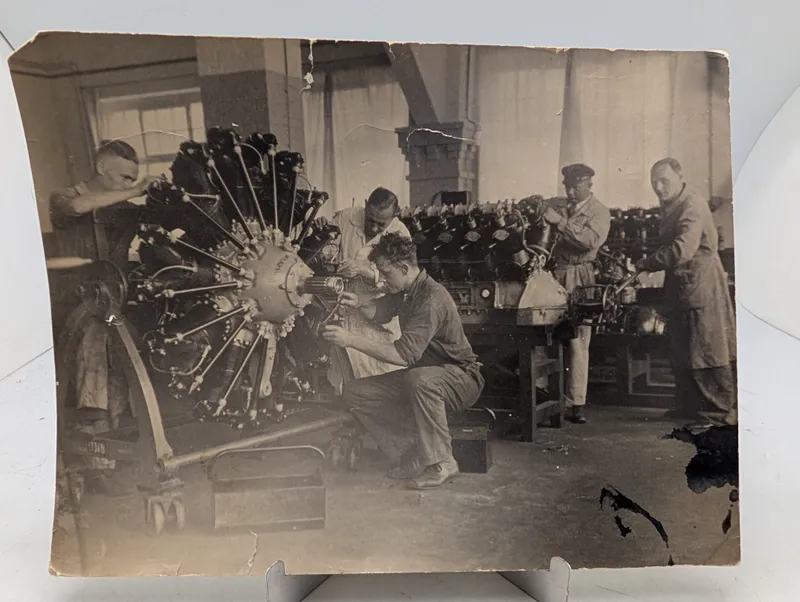 Originalt sort-hvidt fotografi af mekanikere ved stjernemotor