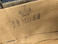 Dansk M/44 kampuniform i uld med tilhørende bukser og distinktioner