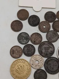 Samling af danske mønter, herunder 10 Kroner 1986 og Skilling Banco