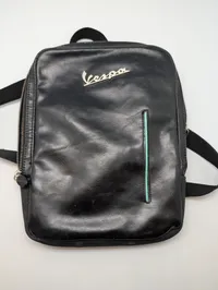 Vespa Skuldertaske i Sort Læder med Logo