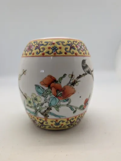 Kinesisk Famille Rose porcelænsvase med fugle- og blomstermotiv