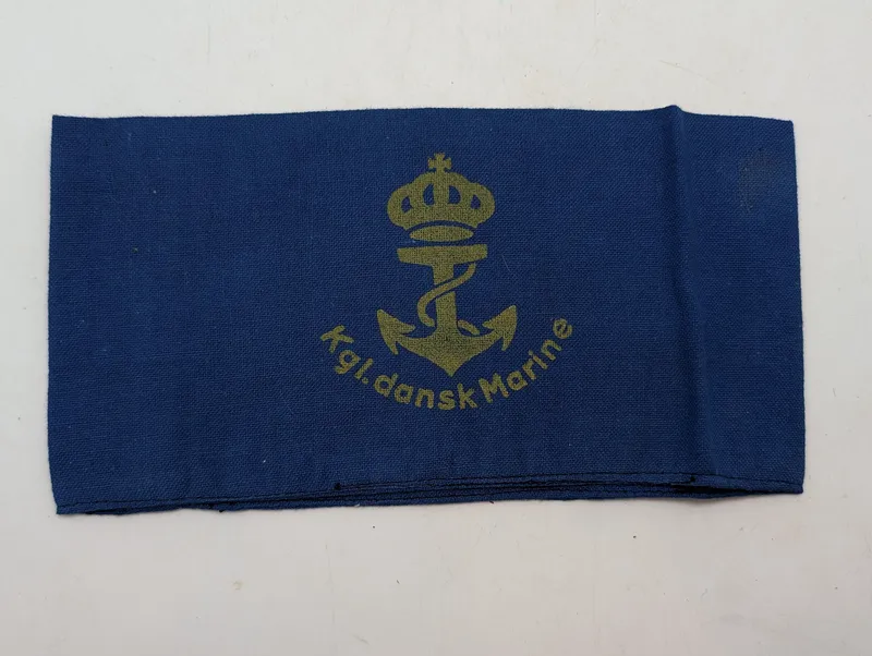 WW2 Marine armbind Armbindet blev fremstillet til Den danske Brigades Flotille, men nåede ikke at blive udleveret. Anvendt af Søværnet en periode umiddelbart efter besættelsen.