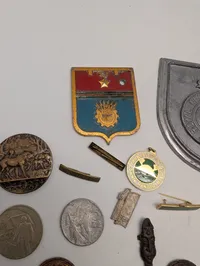 Samling af vintage emblemer, mønter og medaljer