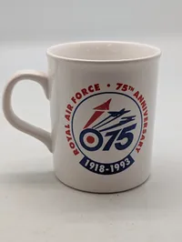 To vintage kaffekrus med flymotiver, herunder Royal Air Force 75 års jubilæum