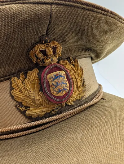 Dansk Officer-kasket med broderet rigsvåben og krone Model 47
