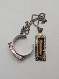 Brutalistisk smykkesæt med tigerøje bestående af armring og halskæde