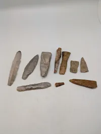 Samling af 10 forhistoriske flinteredskaber og flækker