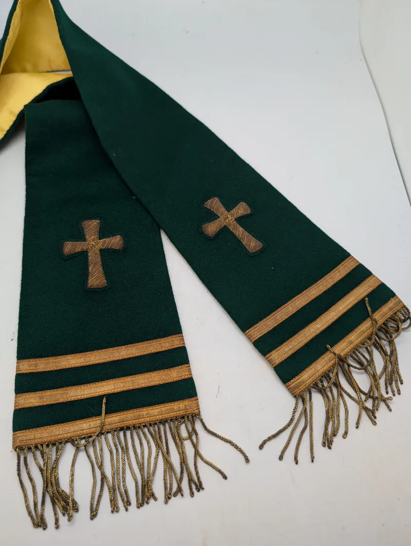 Grøn gejstlig stola med guldbroderede kors og frynser for Dansk feltpræst 
