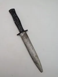 Tysk kampkniv fra 1. verdenskrig med metalskede