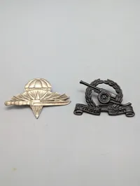 To israelske militære emblemer: Faldskærmstropper og Artillerikorps