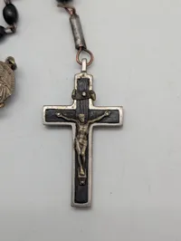 Vintage katolsk rosenkrans med sorte perler og krucifiks
