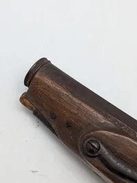 Antik Percussionspistol med Graveret Låseplade og Netskåret Skæfte