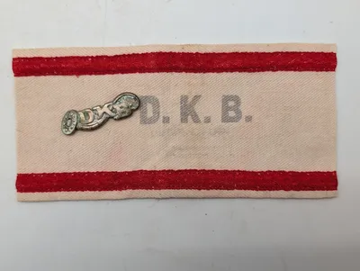 D.K.B. armbind og tilhørende emaljenål