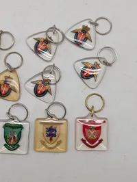 Samling af 12 danske militære nøgleringe