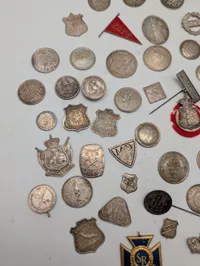 Samling af antikke danske foreningsmærker, medaljer og emblemer