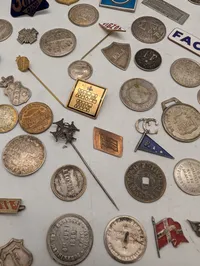 Samling af antikke og vintage danske emblemer, nåle og mønter