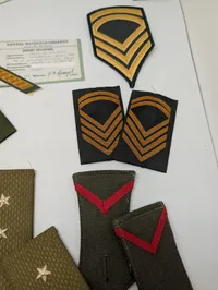 Samling af danske militære gradstegn og skulderstropper