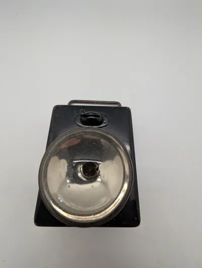 Vintage sort metal lommelygte med stor reflektor