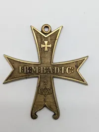 Frimurerisk Malteserkors Medaljon med 'I.B.M.B.A.D.I.C.' Indskrift
