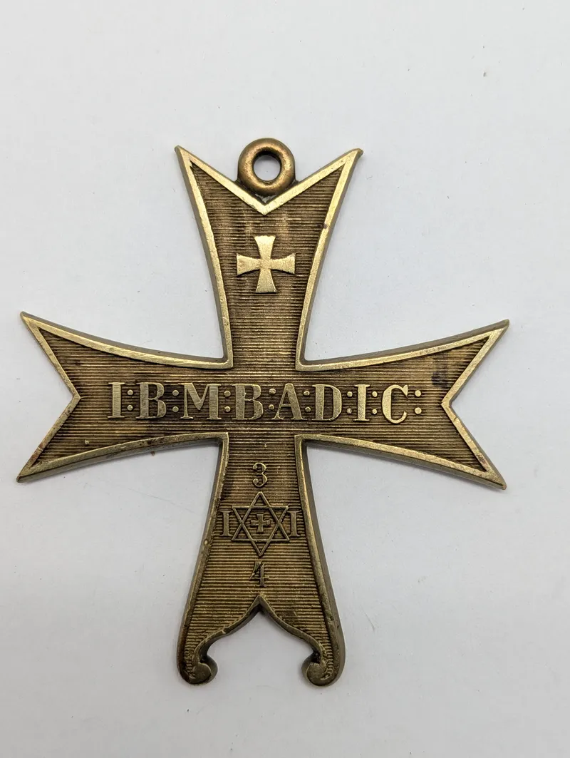 Frimurerisk Malteserkors Medaljon med 'I.B.M.B.A.D.I.C.' Indskrift