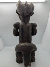 Afrikansk udskåret træfigur, muligvis Fang eller Hemba-stil