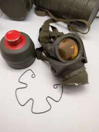 Tysk gasmaske med metalbeholder og filter