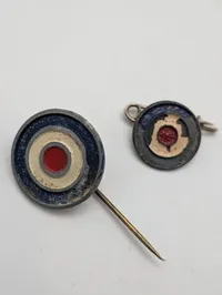 To vintage emaljerede RAF Roundel pins Dansk WW2 